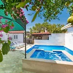 Family Friendly House With A Swimming Pool Skrip, Brac - 17345 بيت للعطل *